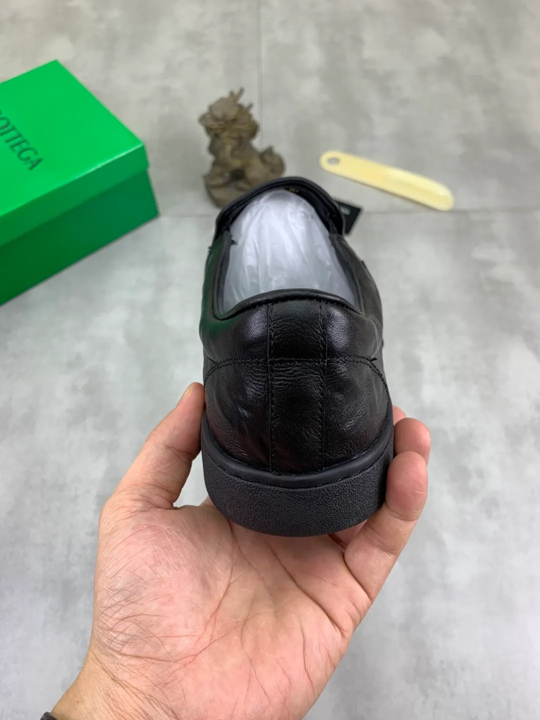Men's shoes 💰P520 [New model] Water-dyed cow leather 💰High-quality business casual shoes 💎💎💎 BOTTEGA VENETA official website synchronizes the latest top version of BV in the market, accepts material comparison, shoe type comparison, process comparison, practical and textured, versatile and suitable for any occasion, the more you look at it, the more flavorful it becomes. Pure hand-woven craftsmanship - Upper material, hand-woven calfskin imported from Italy 🇮🇹 - High-quality water-dyed cowhide lining - Original private model customized outsole -Size: 39-45 Color: black or brown optional